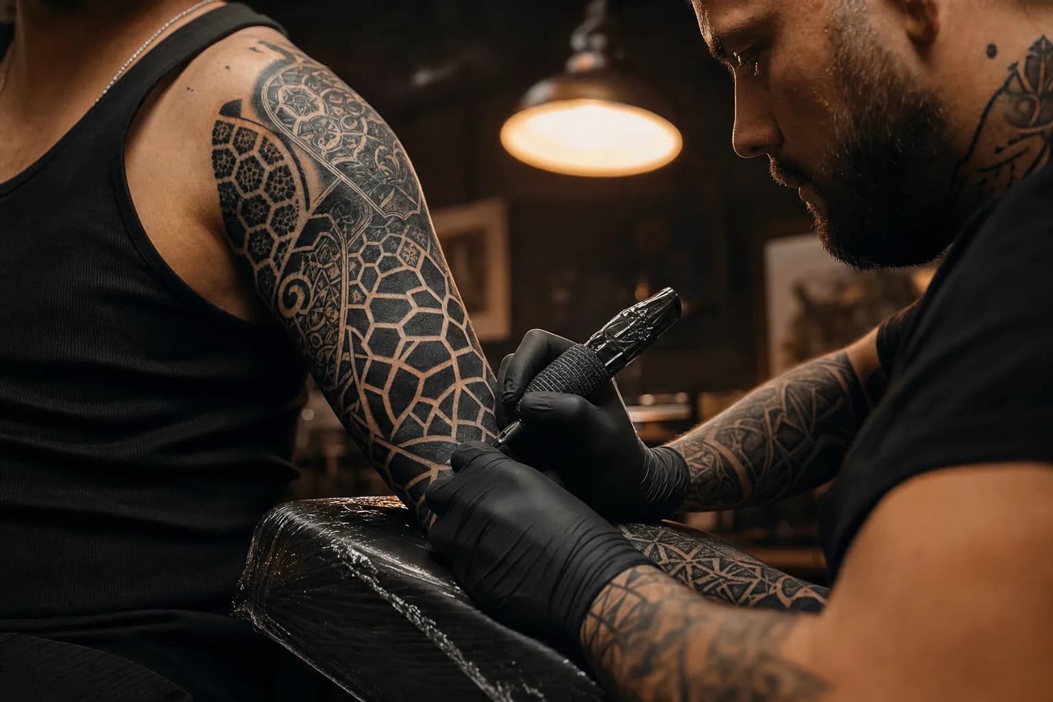 Detal tatuażu blackwork na ramieniu