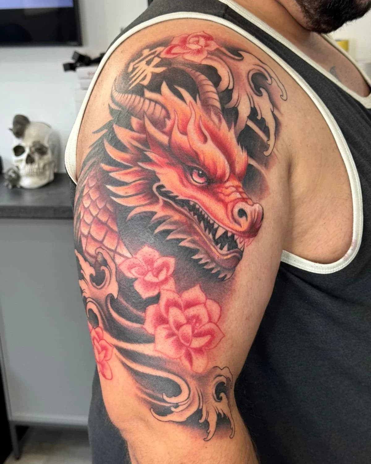 Kolorowy tatuaż orientalnego smoka na ramieniu — praca oznaczona #tatuażsmoka, #realistycznytatuaż, #kolorowytatuaż, #yakuzatattoowarszawa, #tatuażewarszawayakuza.