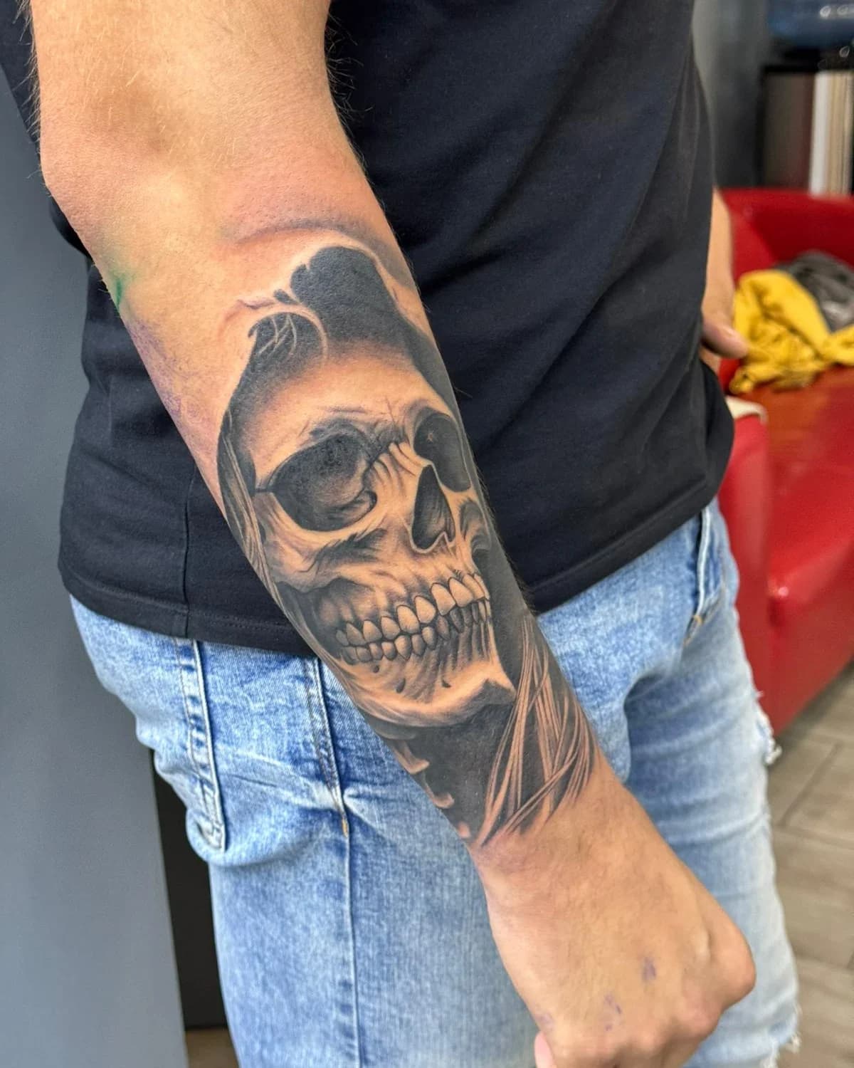 Realistyczny tatuaż czaszki na przedramieniu – black & grey — praca oznaczona #skulltattoo, #warszawatatuaże, #yakuzastudiotatuażu, #warszawayakuza, #dobretatuaże, #realisticattoo.