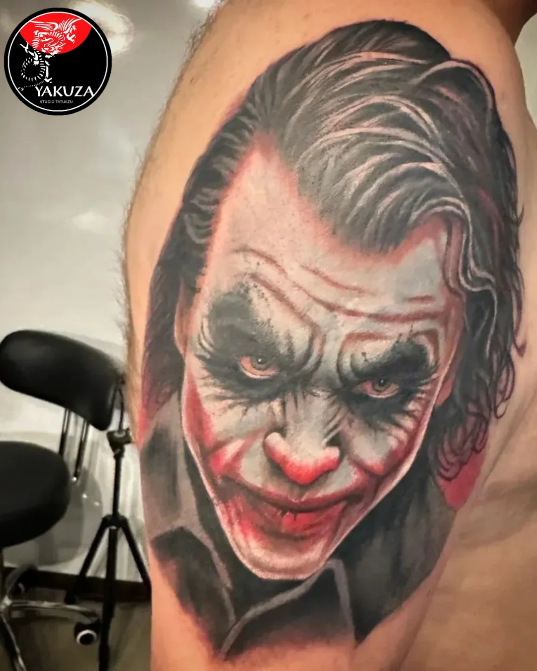 Realistyczny Joker w kolorze na ramieniu — praca oznaczona #tatuażjokera, #jokertattoo, #tatuażnaramieniu, #yakuzawarszawa, #studiotatuazuwarszawa.