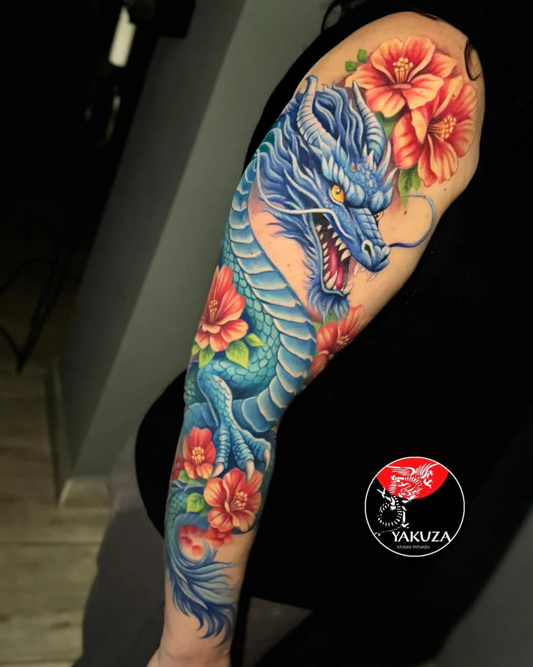 Kolorowy rękaw ze smokiem orientalnym i kwiatami — praca oznaczona #kolorowyrękaw, #tatuażsmoka, #smokorientalny, #dragontattoo, #studiotatuażuwarszawa.