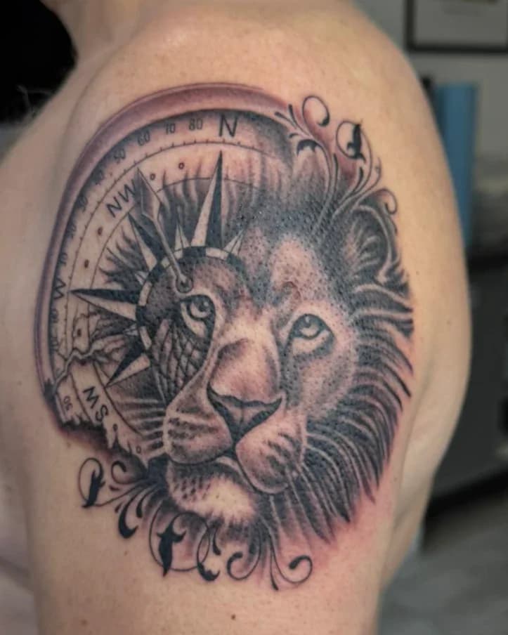 Realistyczny lew na ramieniu — praca oznaczona #realistycznylew, #liontattoo, #tatuazewarszawa, #warsawtattoo, #studiotatuazuyakuza.